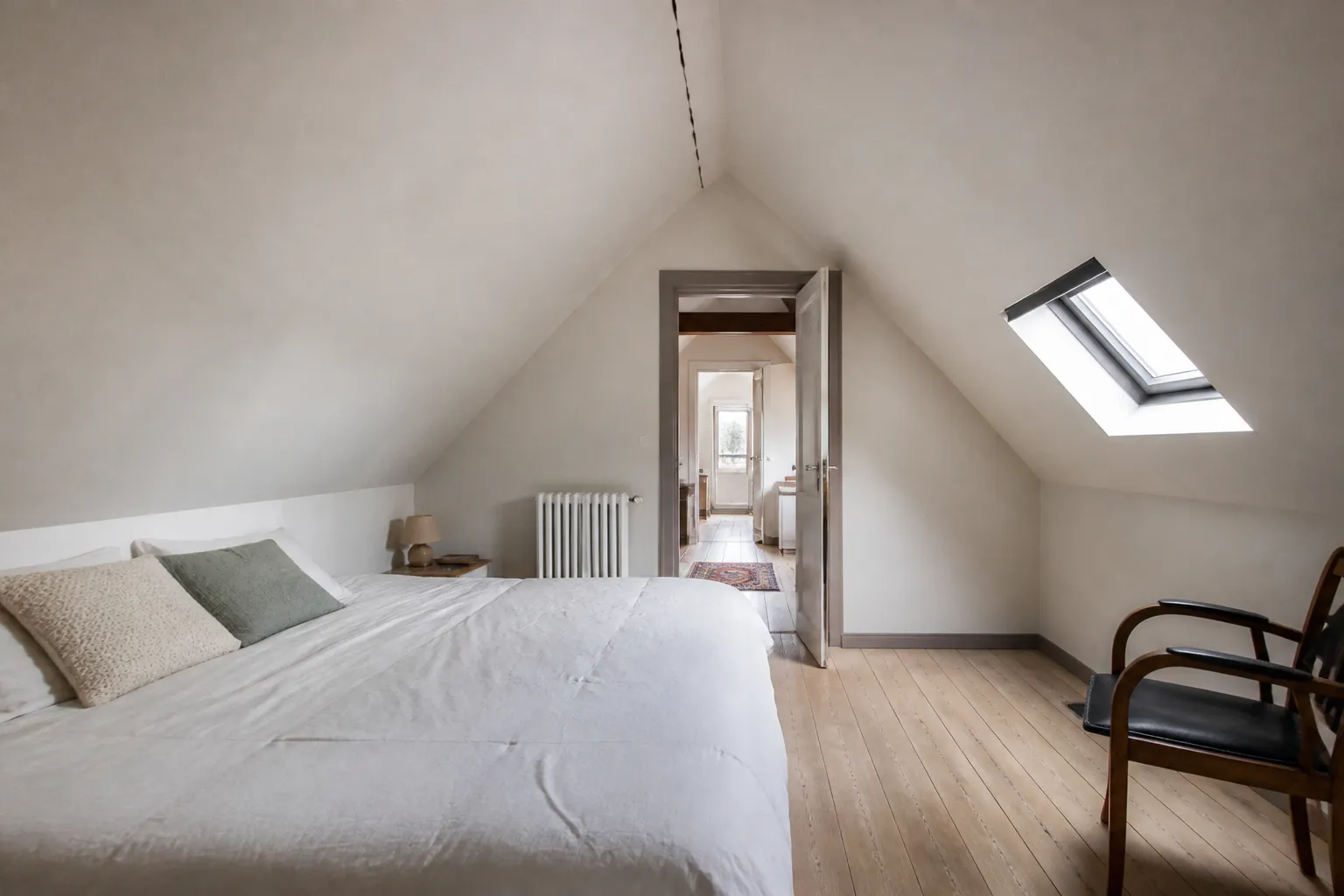 Chambre aménagée sous les combles avec rampants
