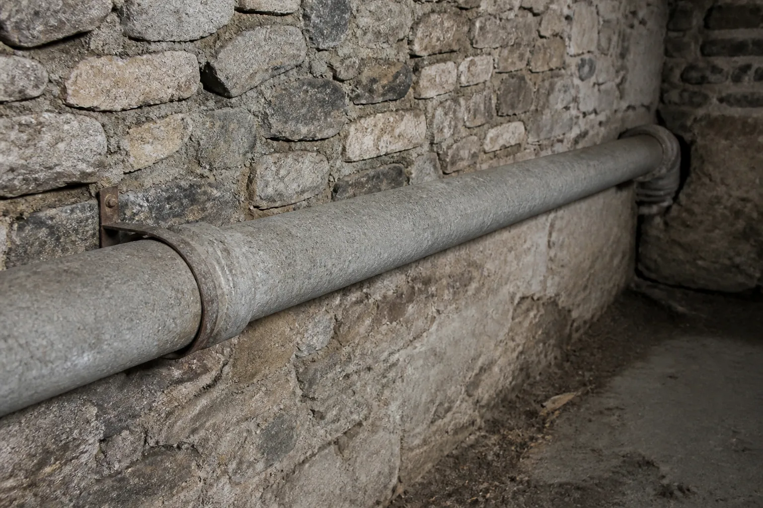Conduit ancien en amiante-ciment dans une cave