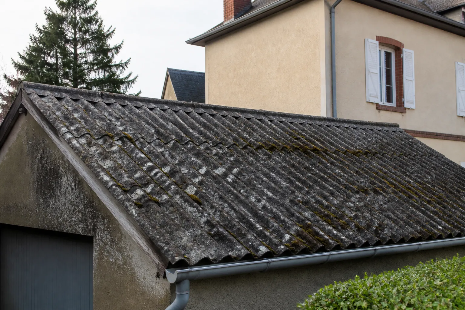 Toiture en plaques ondulées de fibres-ciment sur un garage