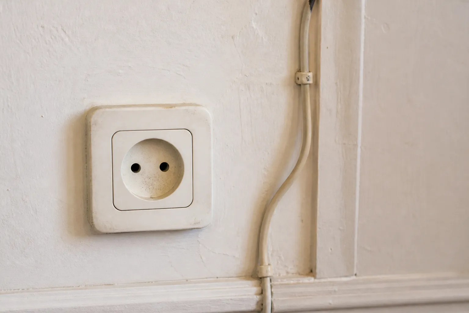 Prise électrique ancienne sans terre et câble apparent