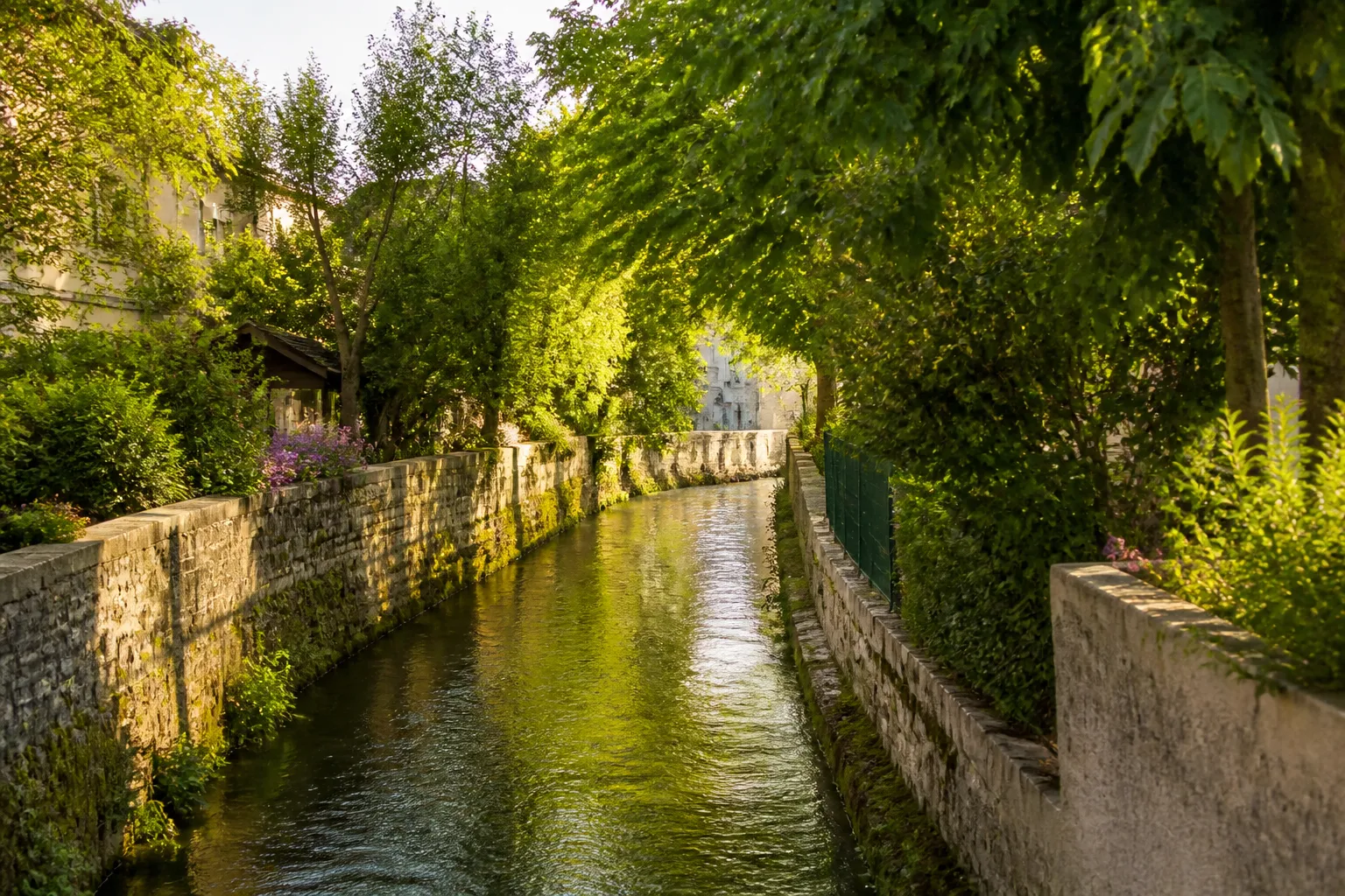 Rivière encaissée bordée de murs de quai en pierre