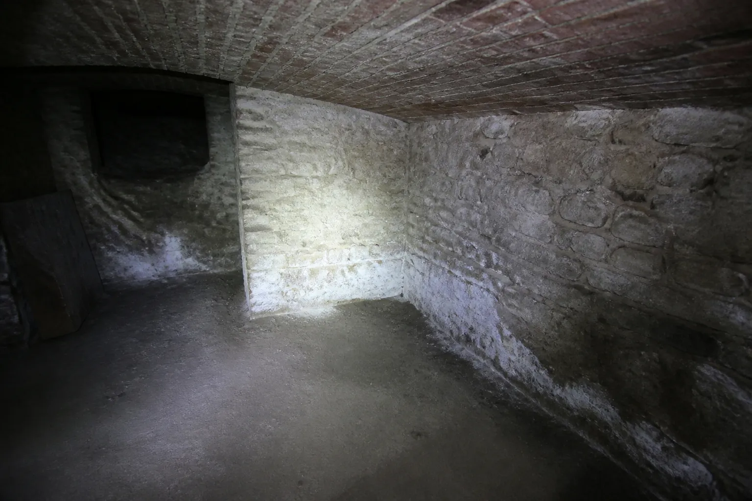 Cave avec trace d’humidité en bas de mur