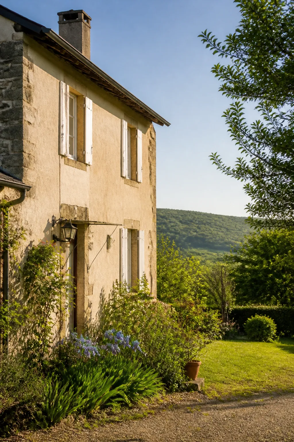 Maison individuelle en pierre et enduit dans une commune de vallée du Cantal