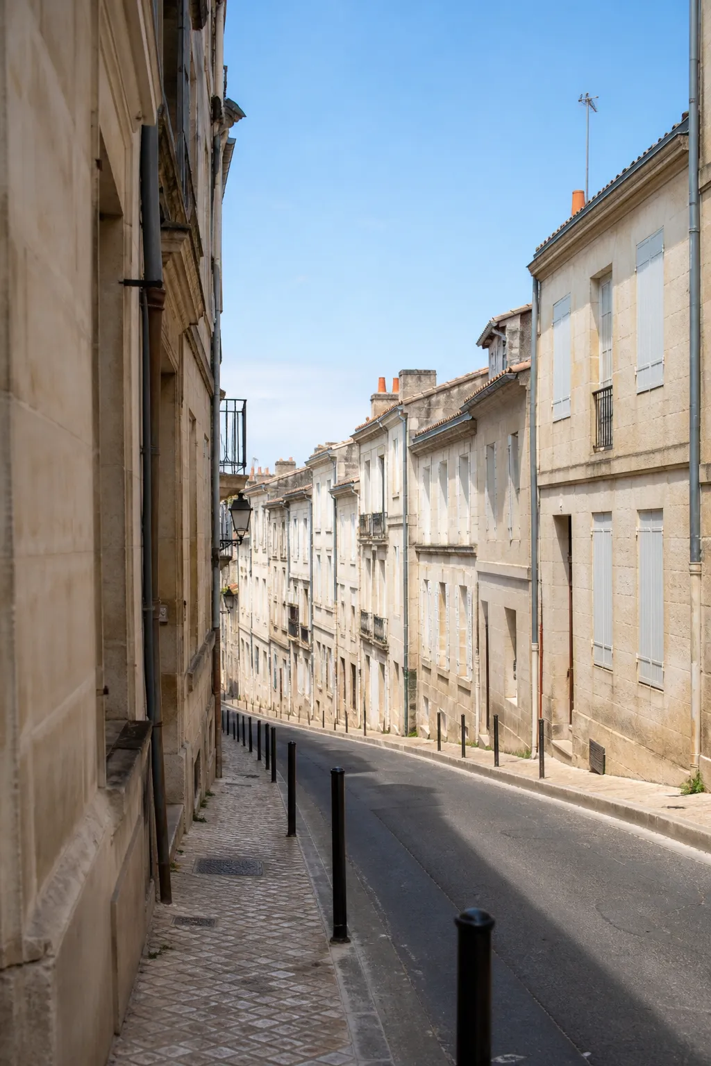 Immeubles anciens en pierre calcaire claire sur une ville haute