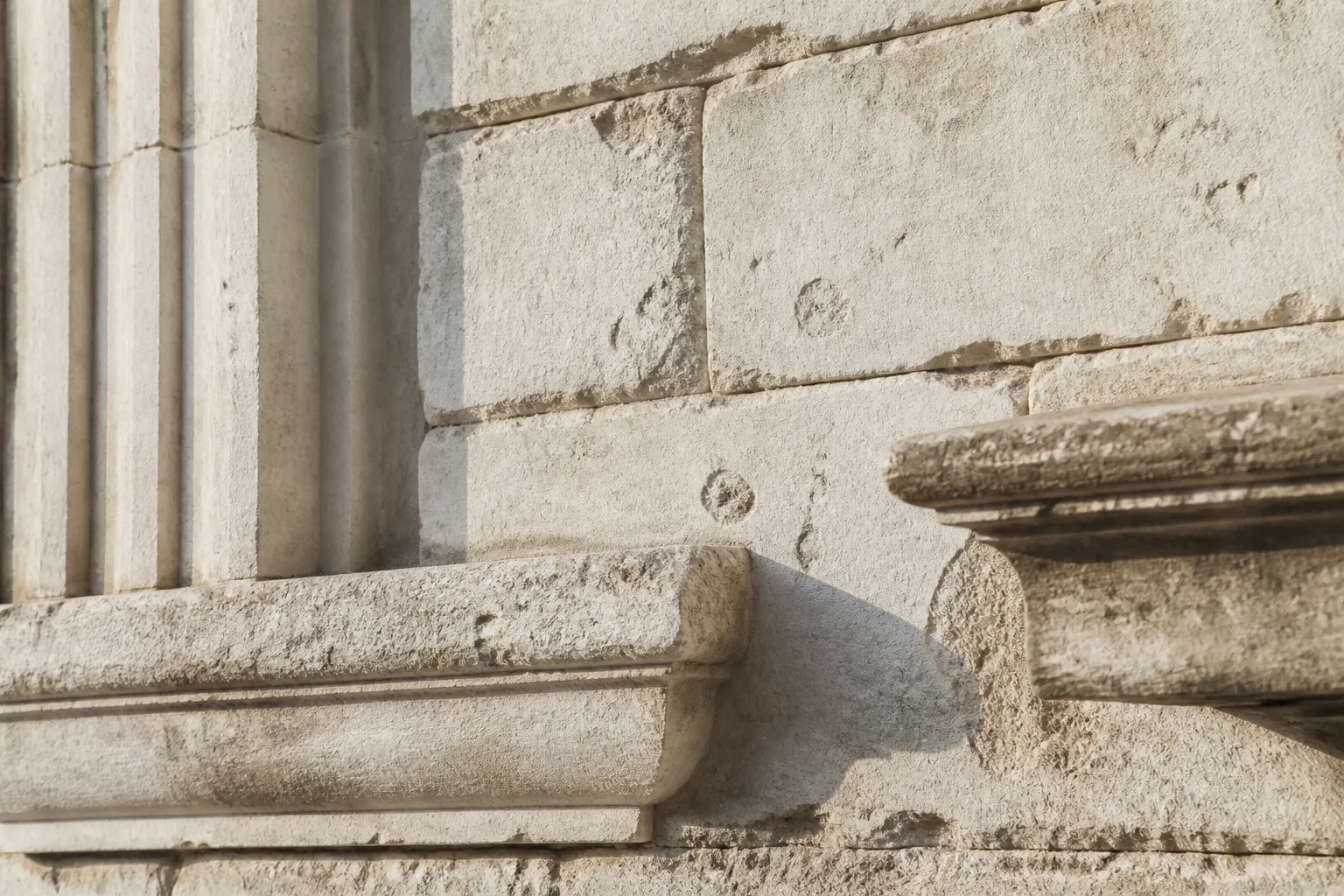 Détail de façade en pierre de taille avec joints dégradés