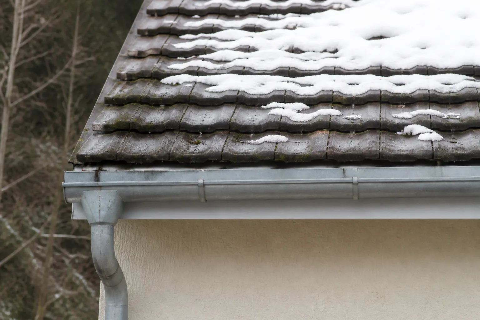 Chéneau et bas de toiture d’une maison après un épisode neigeux