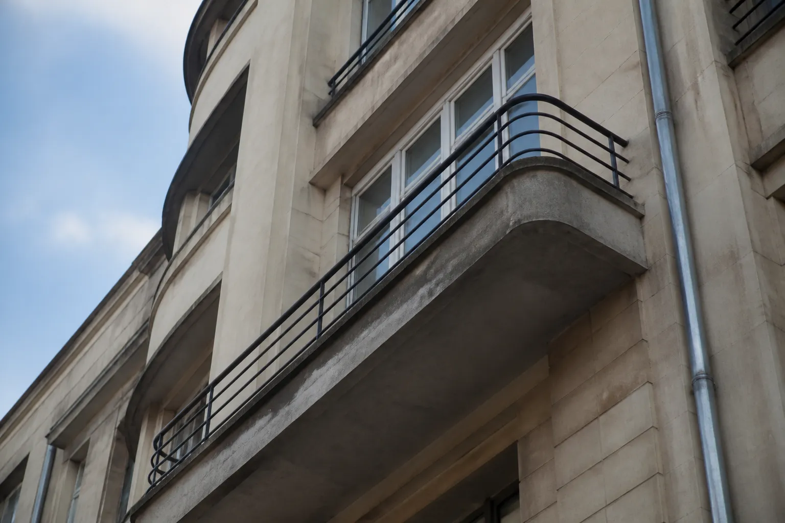 Balcon et façade d’immeuble des années 1950 vus d’en bas