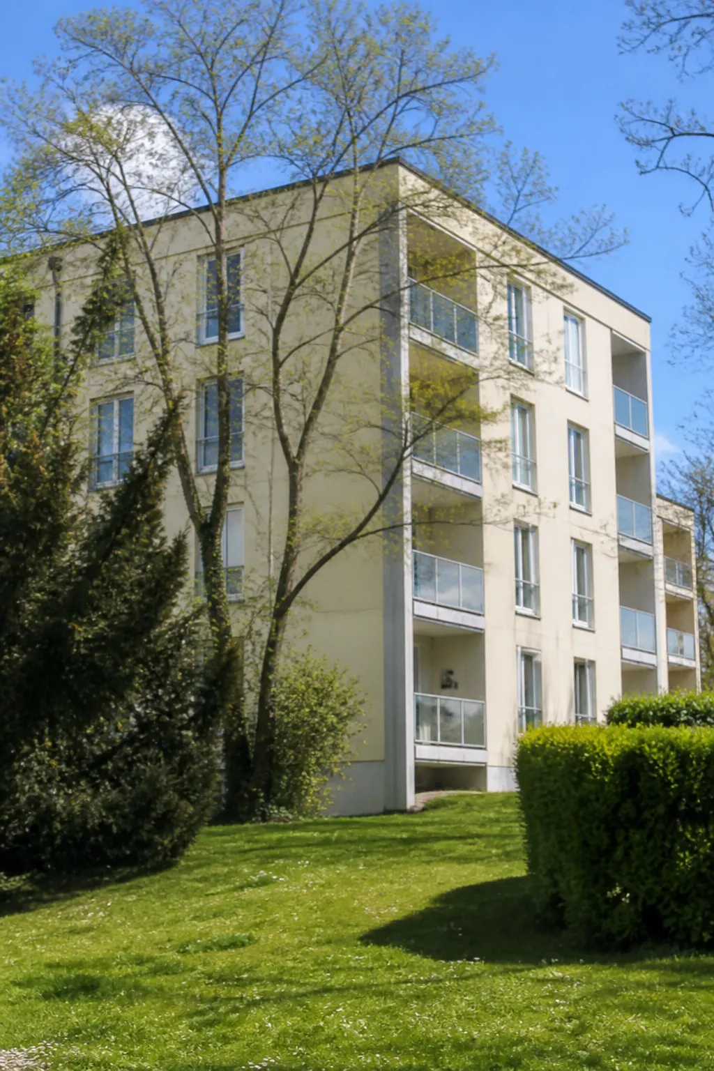 Petits immeubles de logements des années 1980 entourés d’arbres