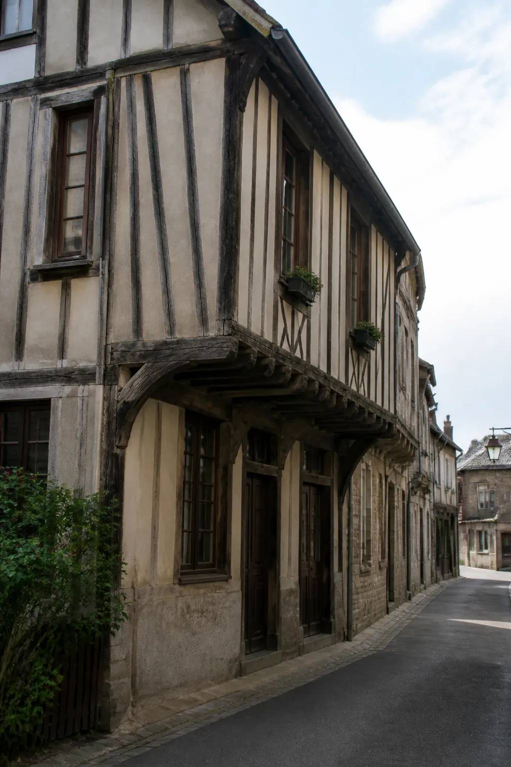 Maison ancienne à pans de bois dans une rue de ville normande