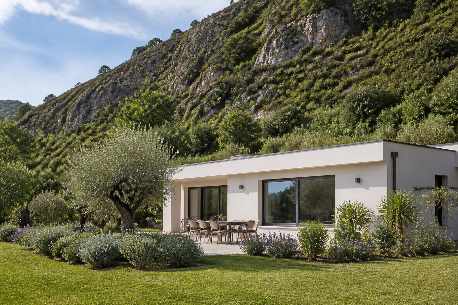 Talus rocheux au-dessus d’une maison individuelle