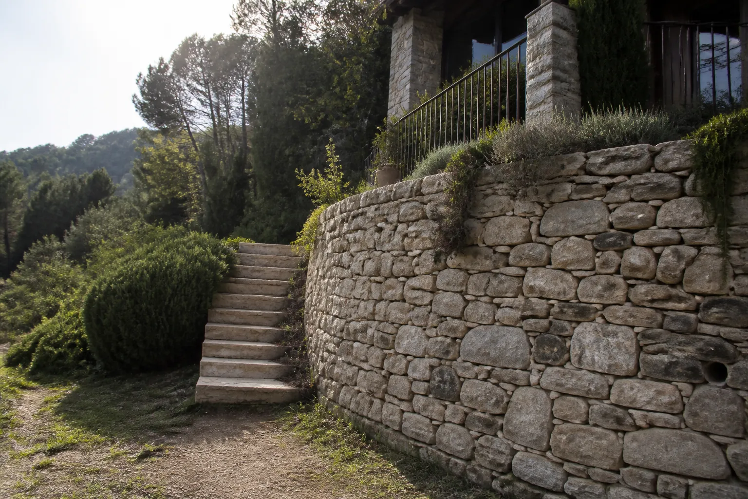 Mur de soutènement en pierre au pied d’une maison en pente
