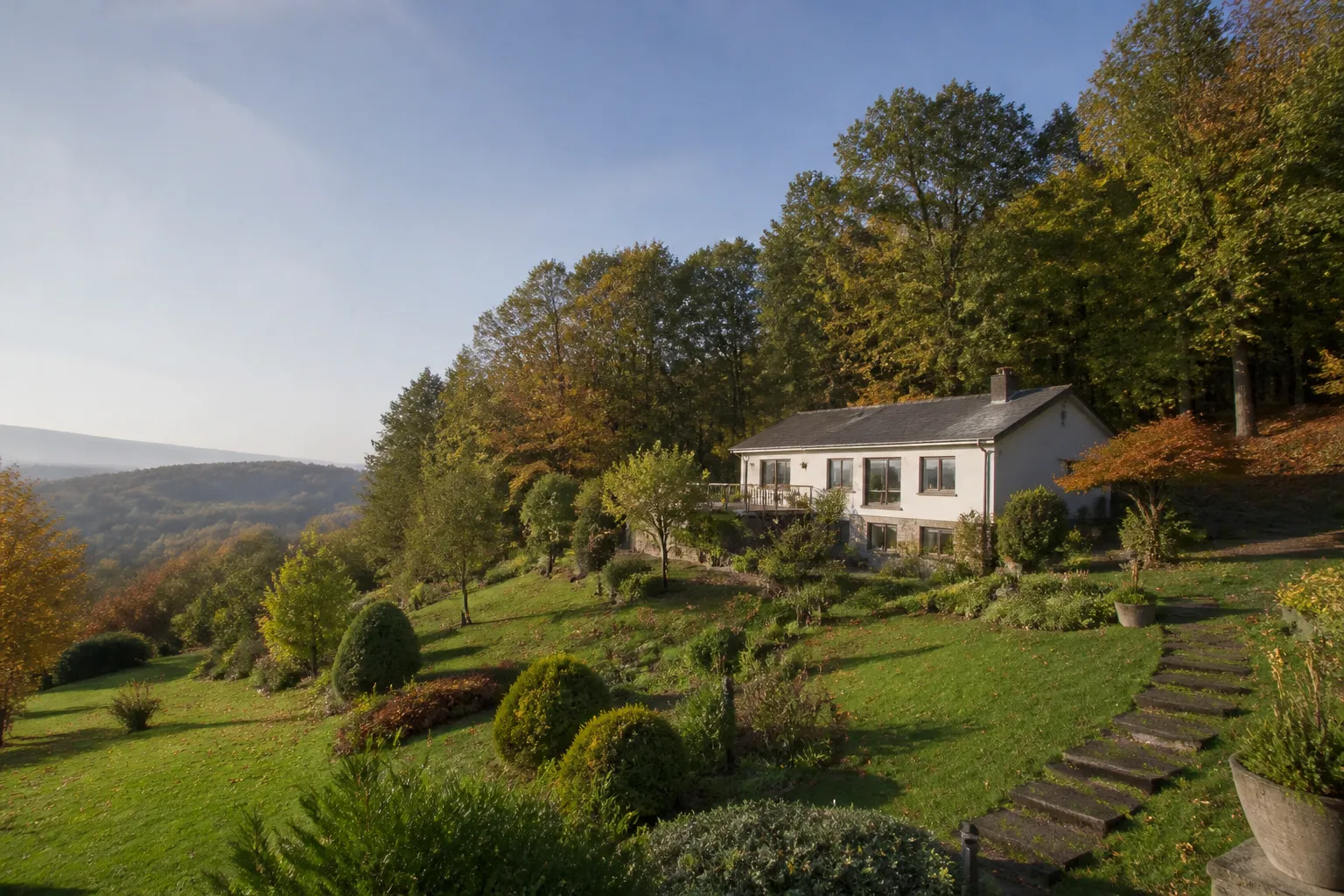 Maison en lisière de bois sur un coteau