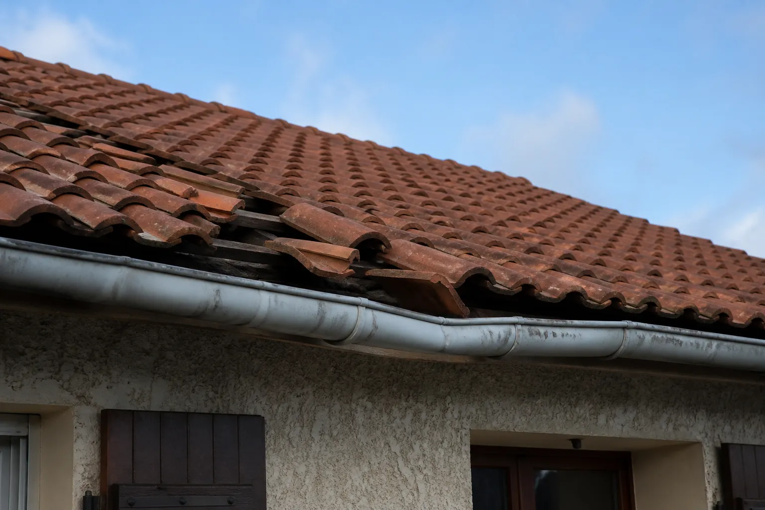Tuiles déplacées et gouttière après un épisode de grêle