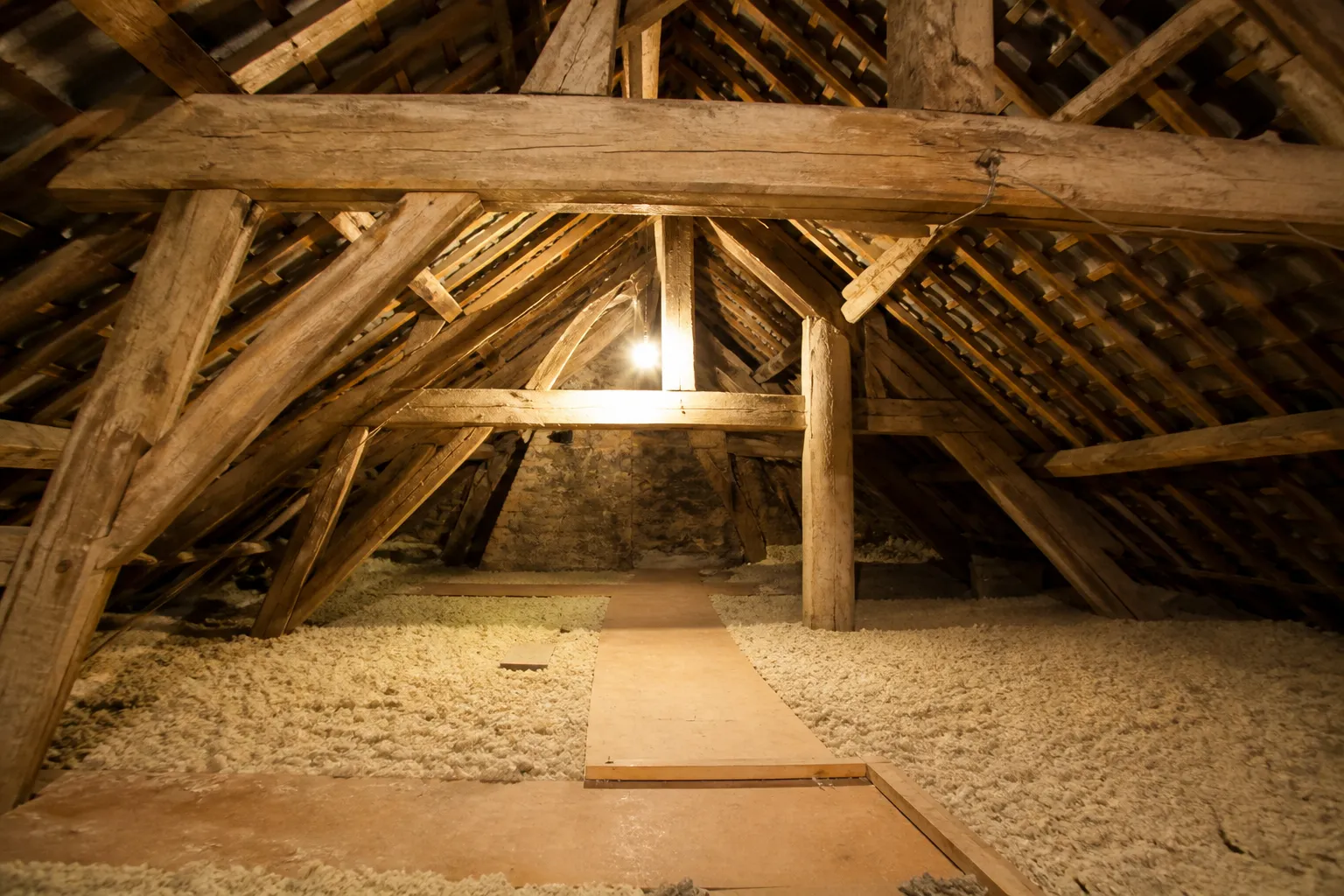 Charpente en bois vue depuis des combles accessibles