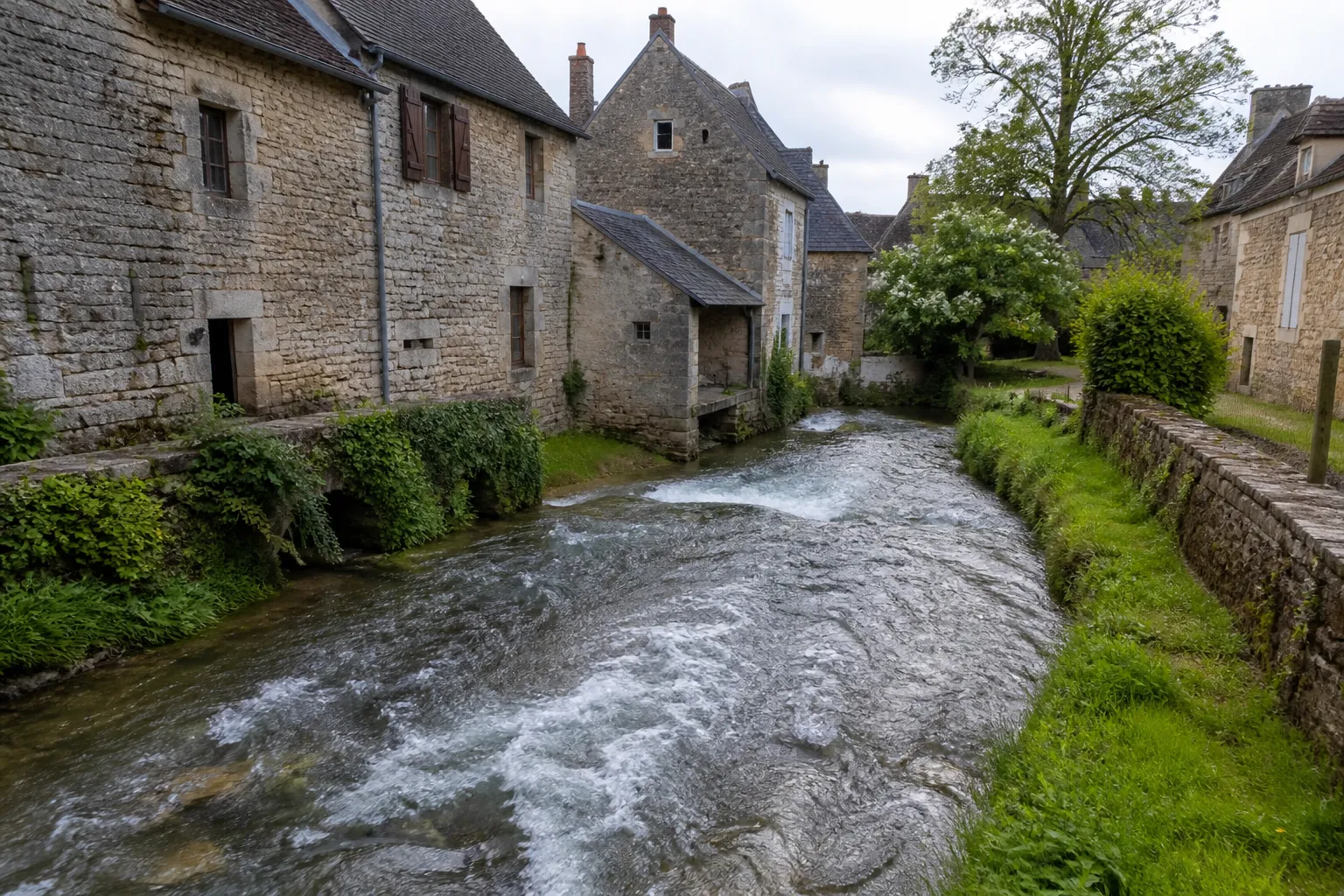 Petite rivière vive au pied d’une ville ancienne