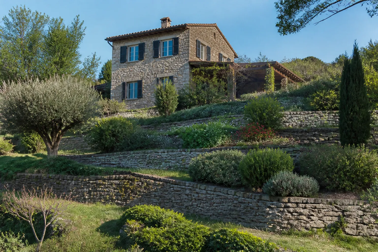 Maison individuelle sur une colline avec murets de soutènement