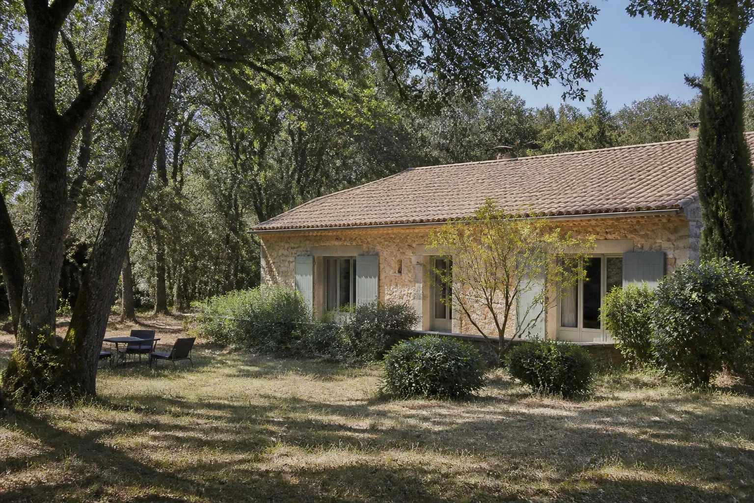 Maison en lisière de bois de chênes dans la campagne du Lot