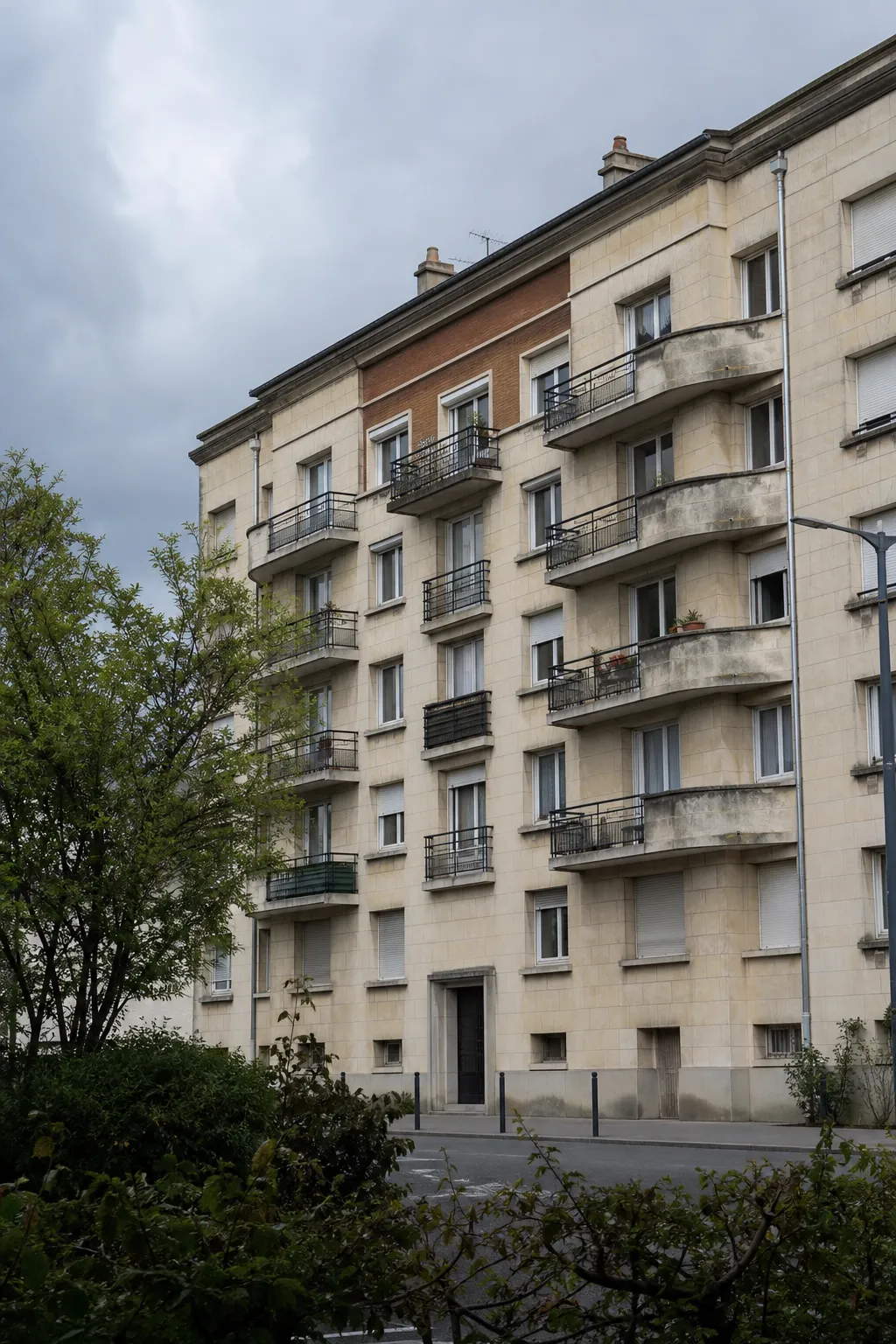Immeuble de la Reconstruction dans une ville normande, vue verticale
