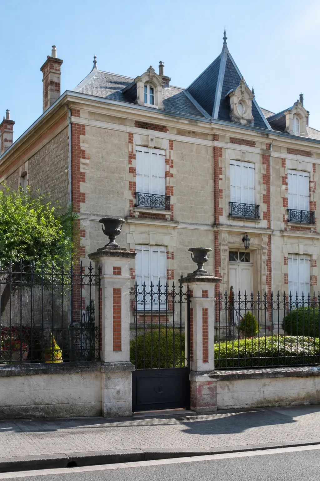 Maison bourgeoise en pierre claire en Champagne, vue verticale