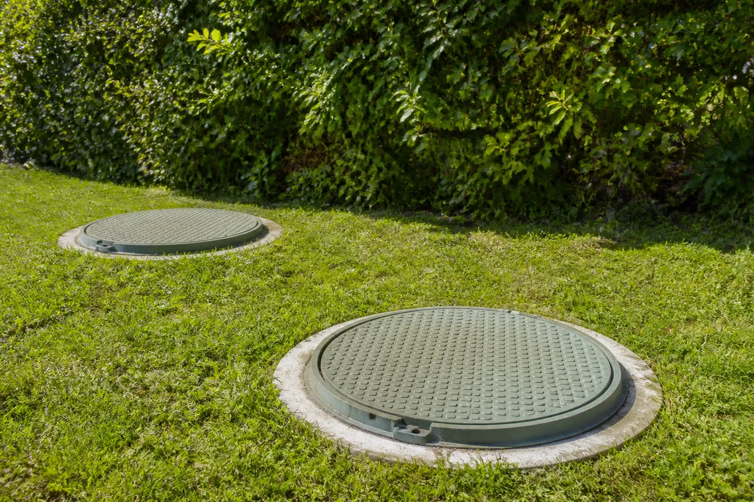 Regard d’assainissement dans le jardin d’une maison de village