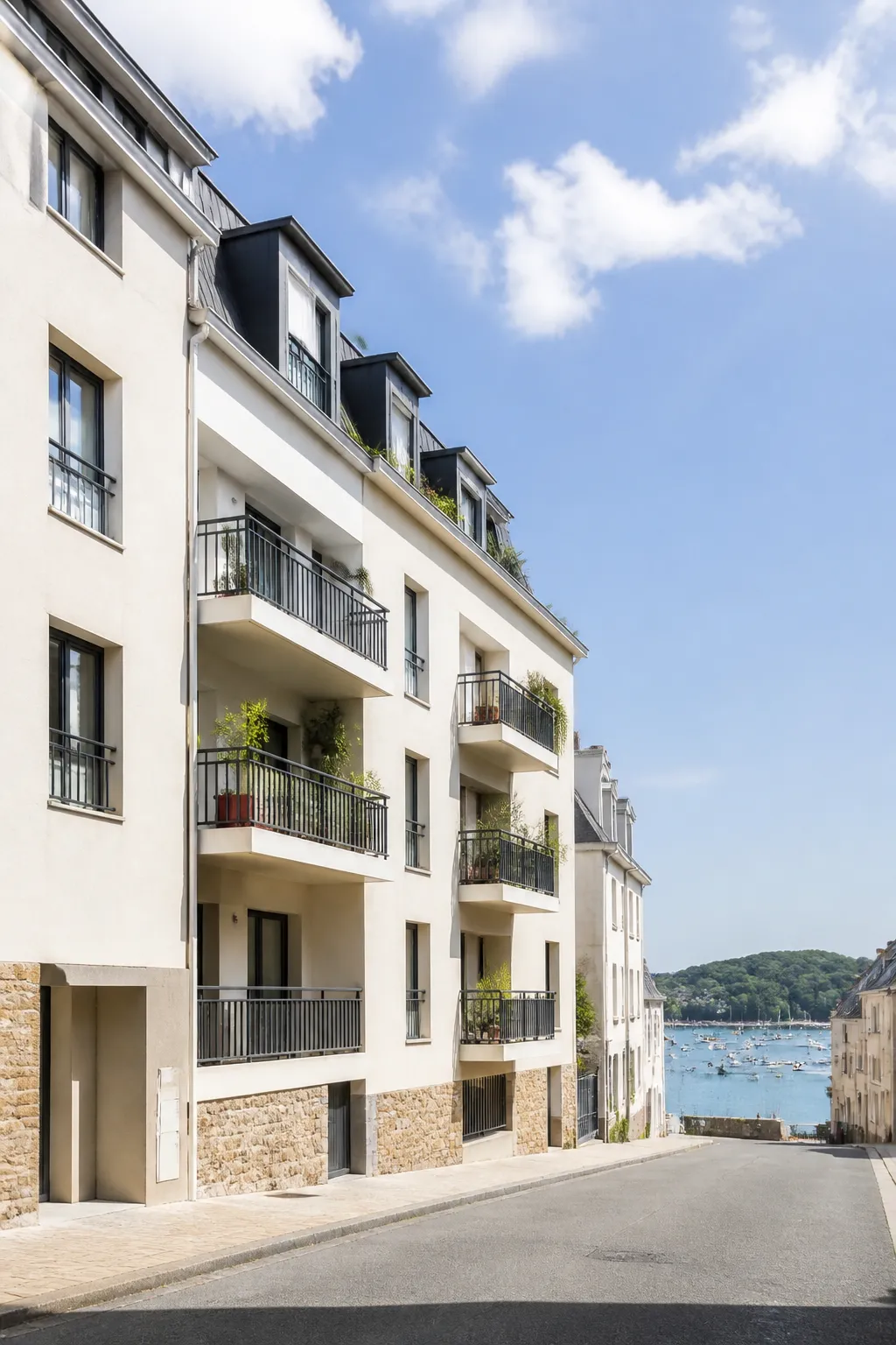 Immeuble résidentiel aux façades claires dans une ville portuaire bretonne