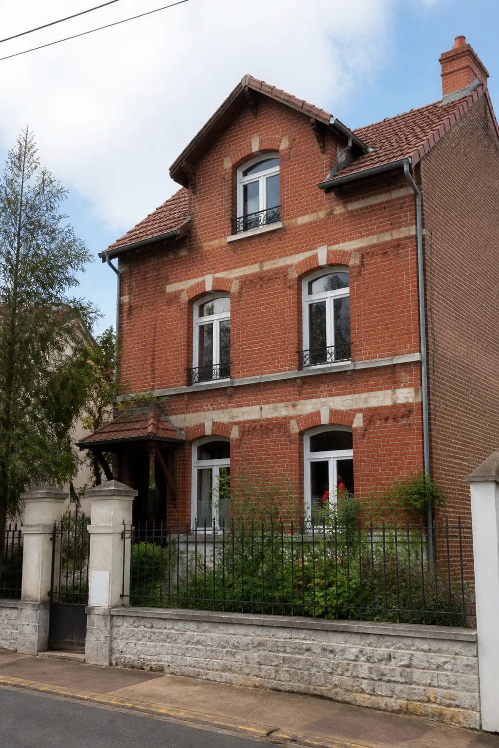 Maison individuelle en brique dans une rue résidentielle de l’Oise