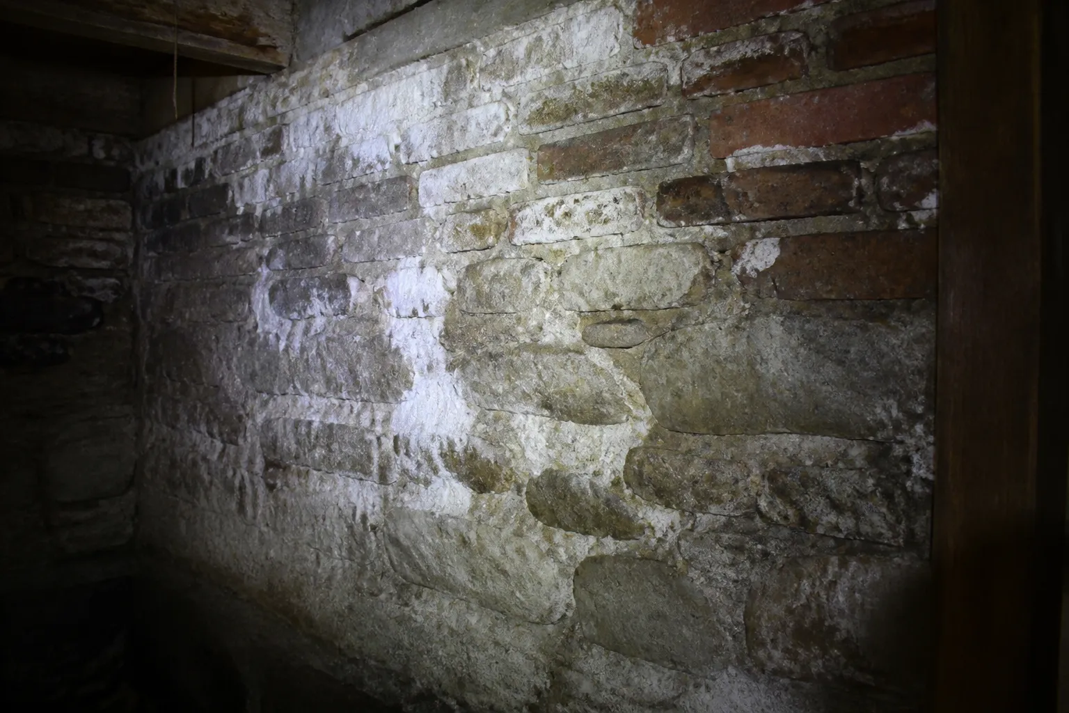 Mur de cave en pierre présentant des traces d’humidité