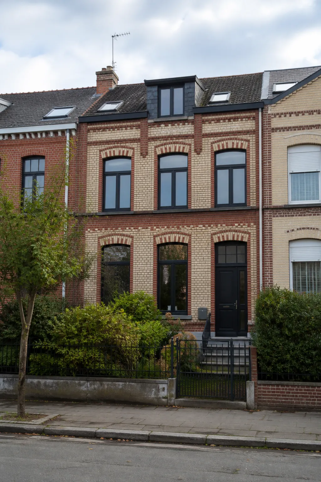 Maison de ville en brique avec petit jardin