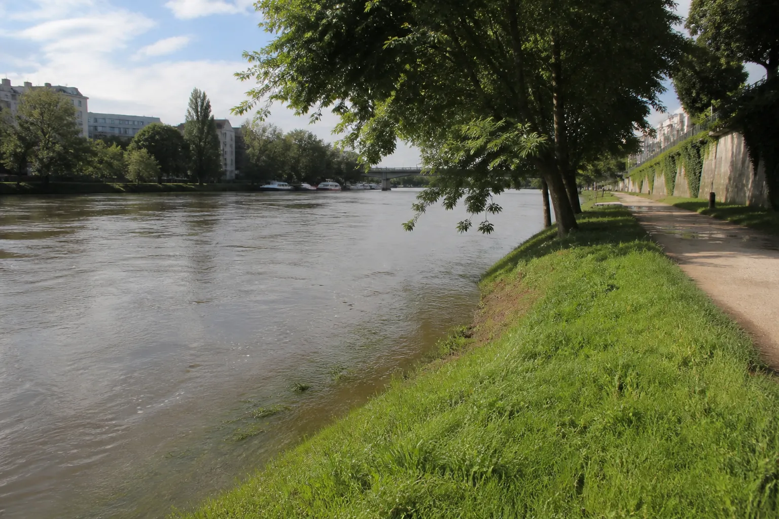 Berges d’une rivière en ville après une période de hautes eaux