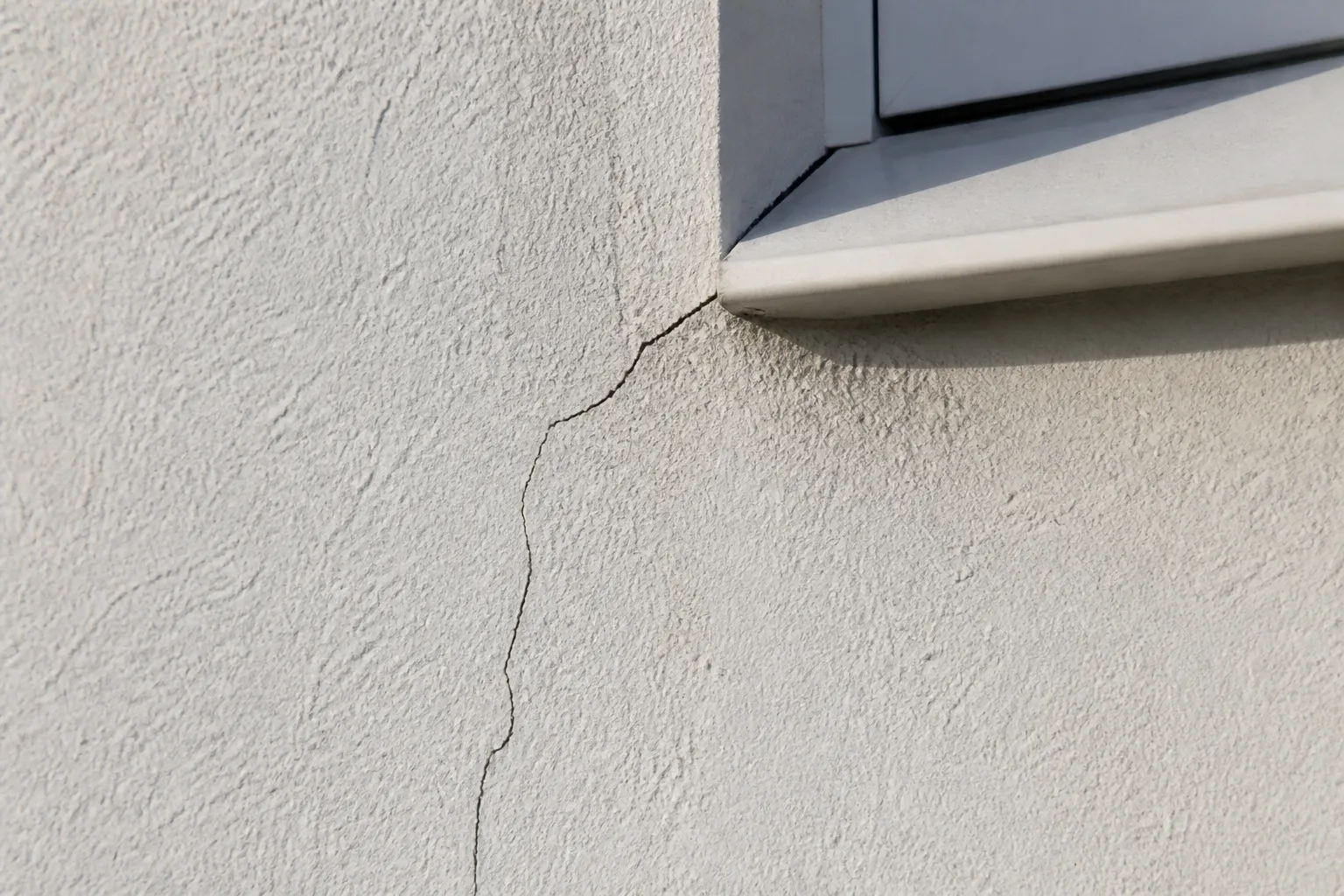 Fissure fine au-dessus d’une fenêtre