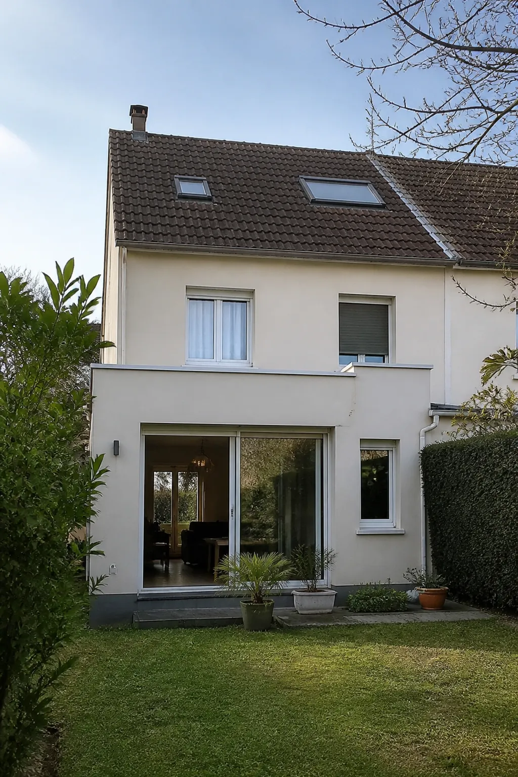 Pavillon de banlieue avec extension, bien examiné avant un achat à Chelles