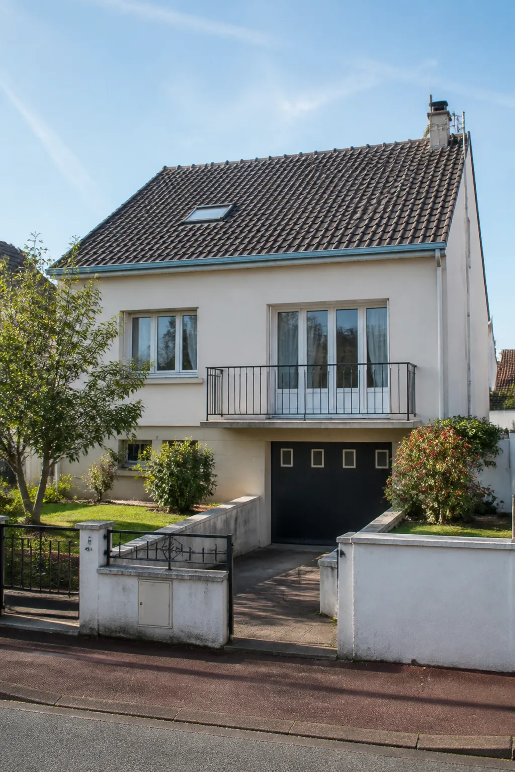 Maison de banlieue avec sous-sol enterré, bien examiné avant un achat à Sartrouville