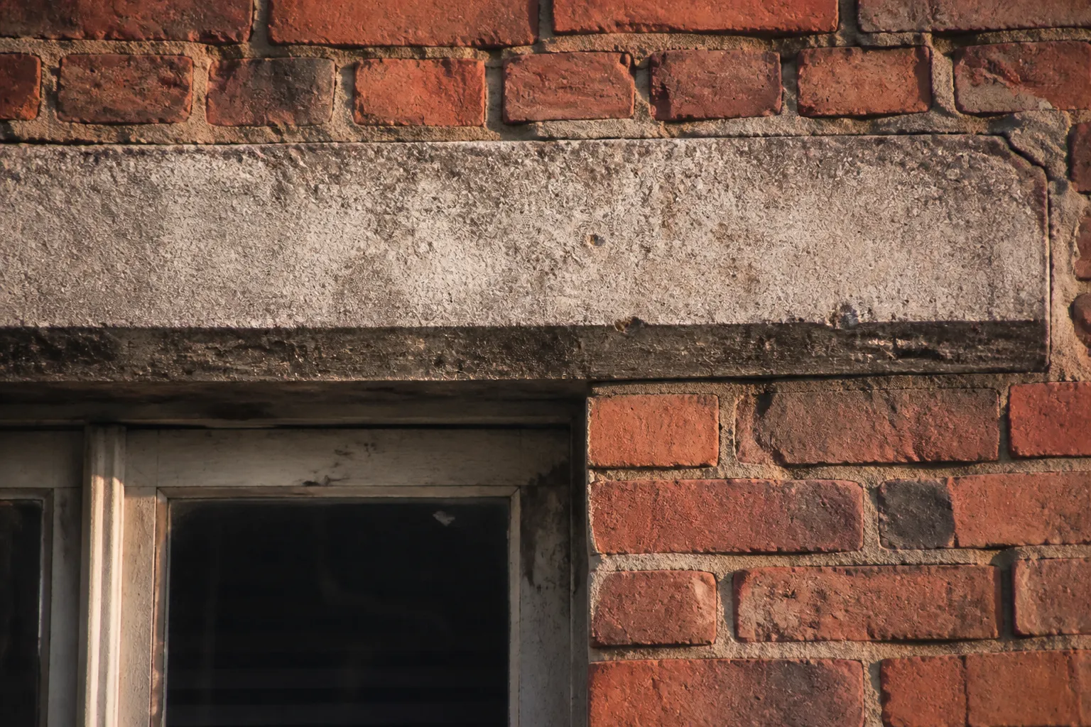 Détail d’un linteau et d’un appui de fenêtre en brique et béton