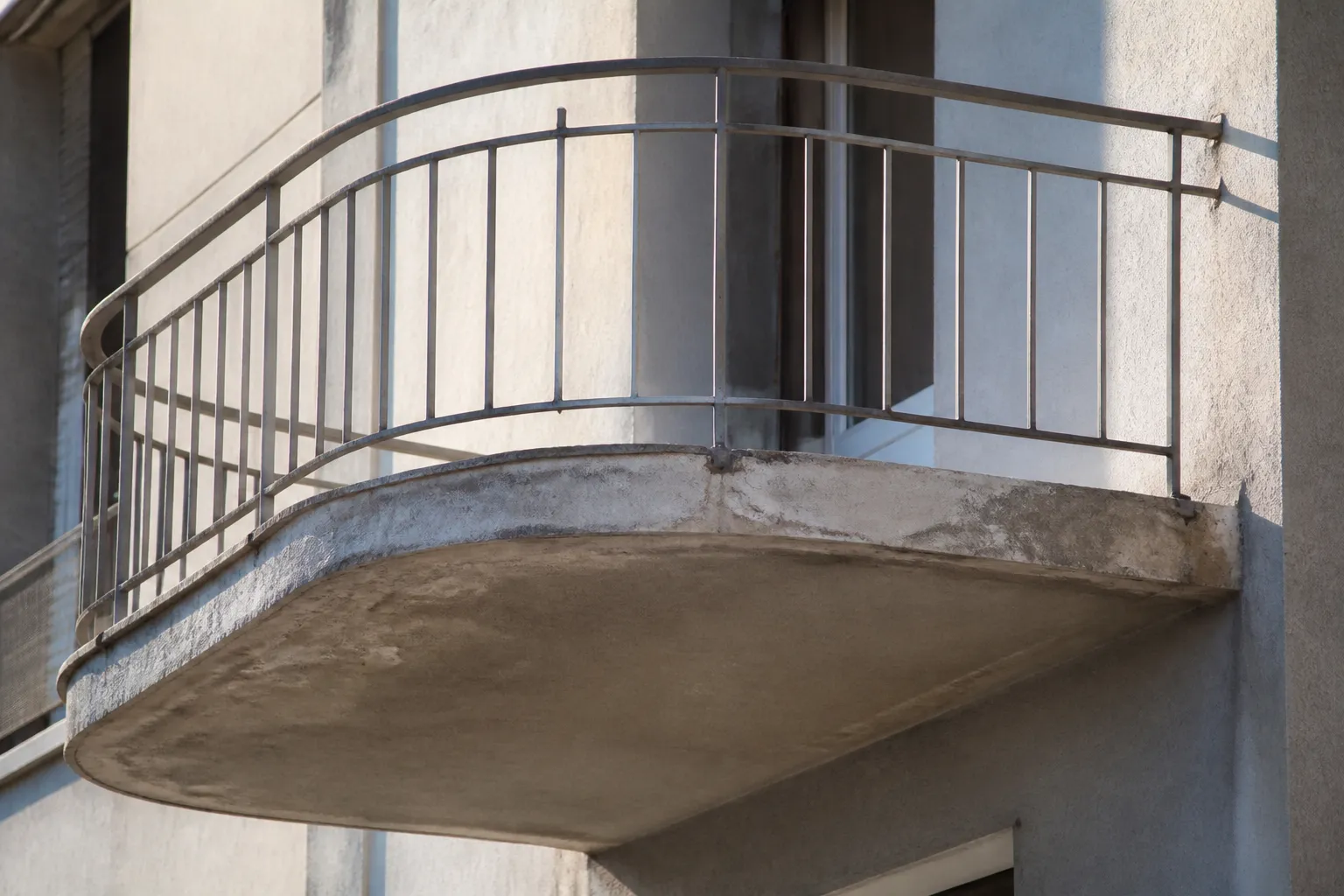 Balcon en béton d’un immeuble de la Reconstruction examiné de près