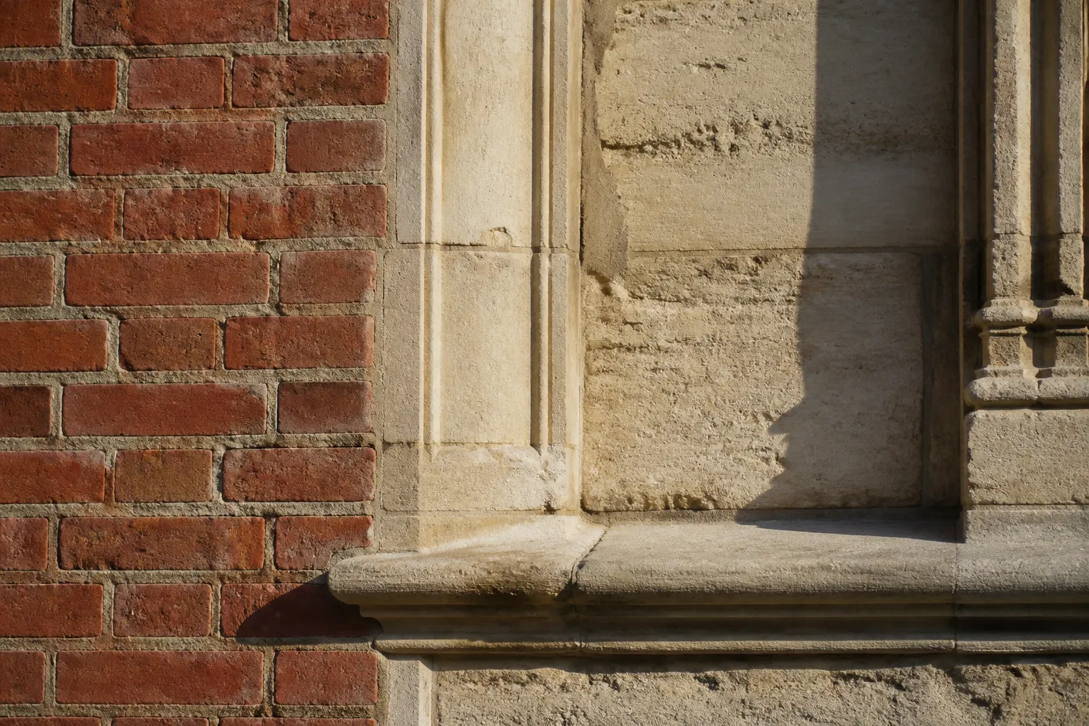 Façade associant brique et pierre, détail des chaînages