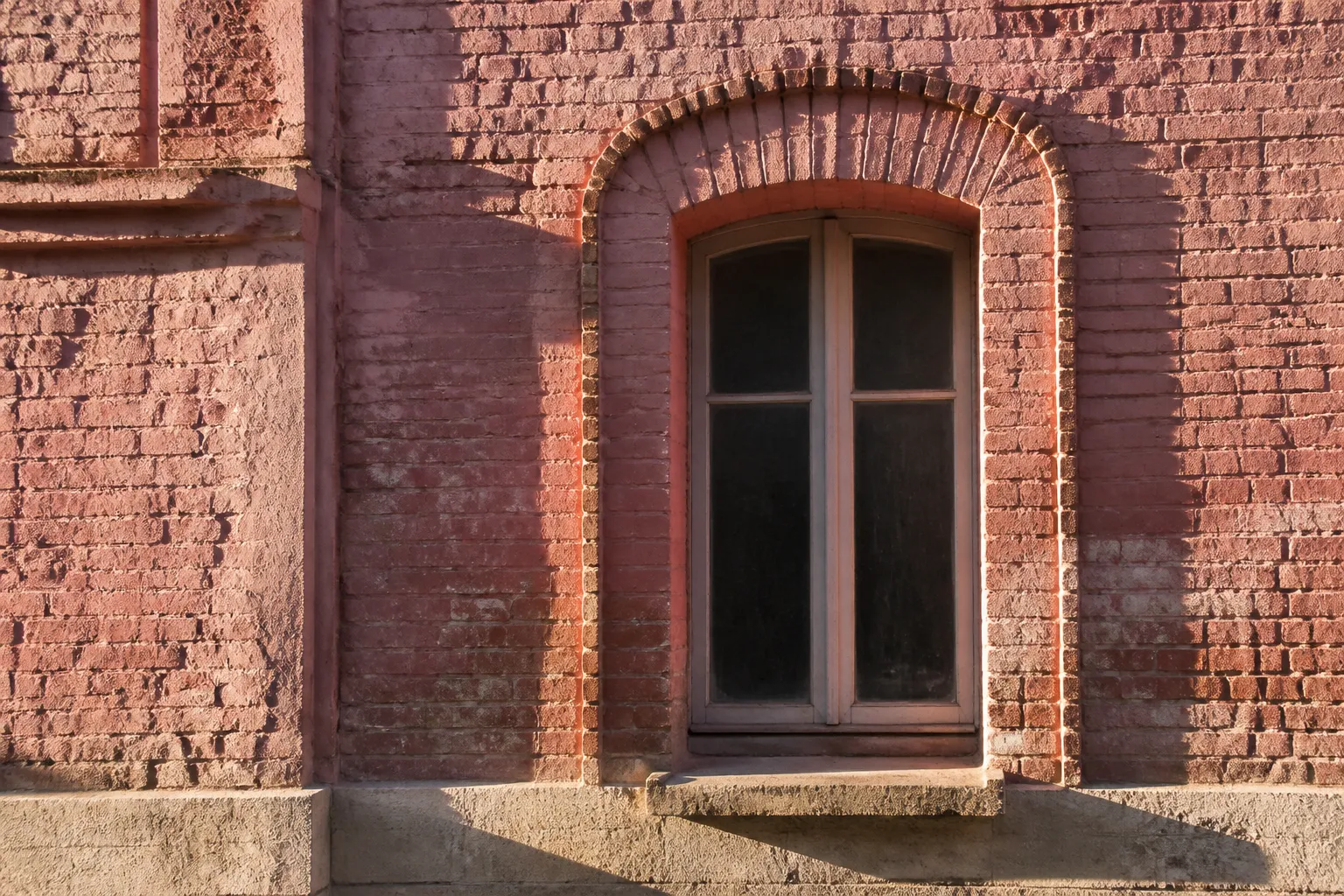 Façade ancienne en brique foraine avec joints usés