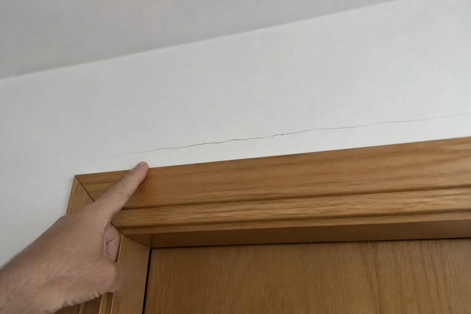 Porte intérieure qui frotte et fissure au-dessus du chambranle