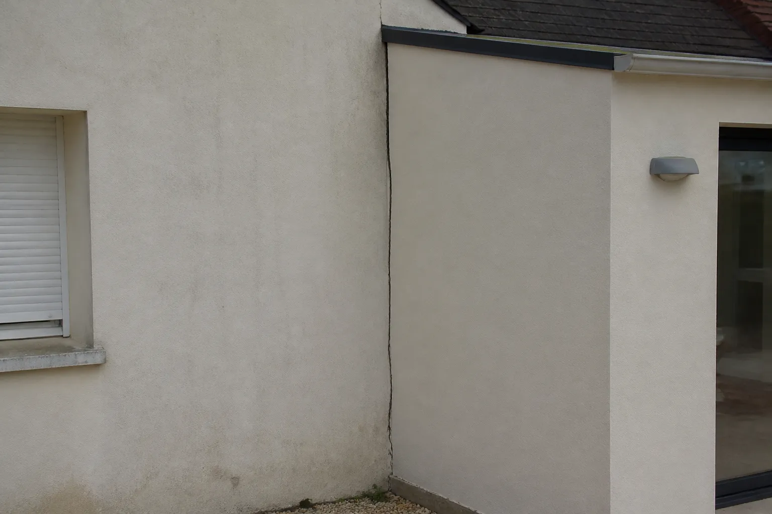 Jonction fissurée entre une maison et son extension