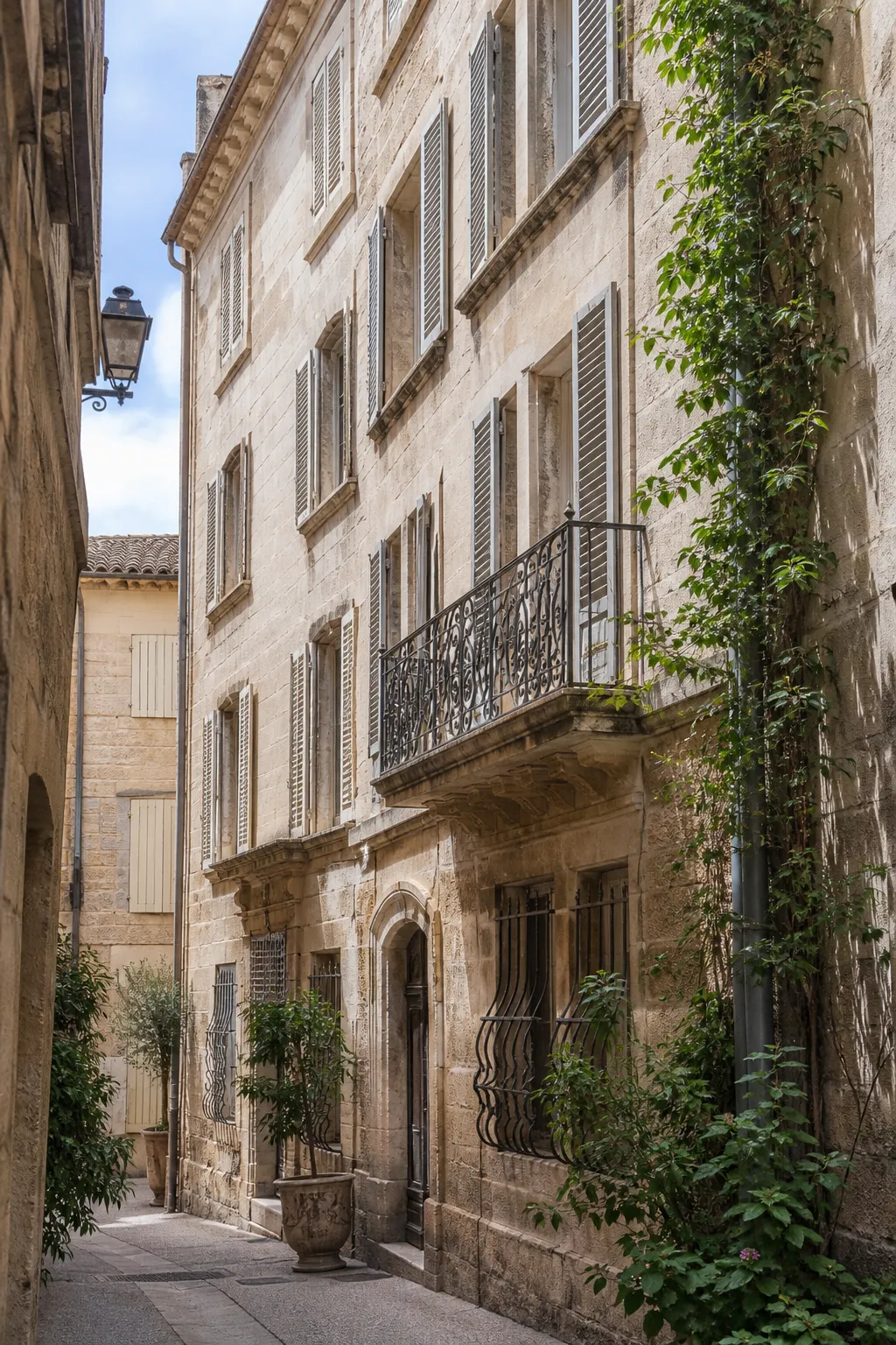 Façade d’immeuble ancien en pierre de taille dans une rue d’Avignon