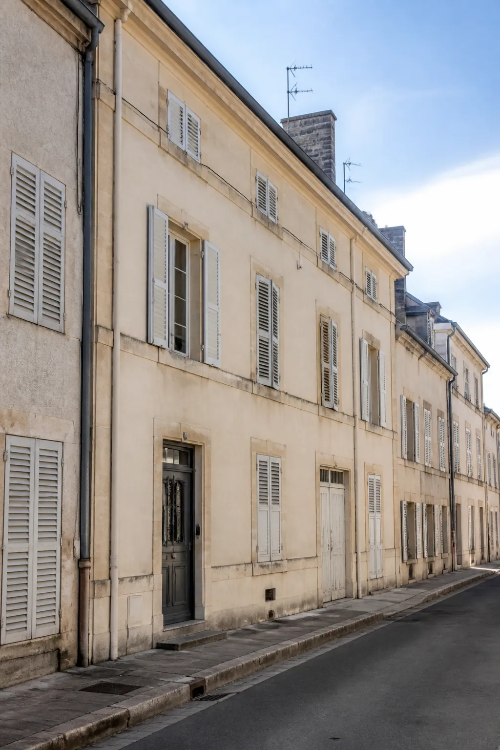 Maison de ville du XIXe siècle enduite avec volets à La Roche-sur-Yon