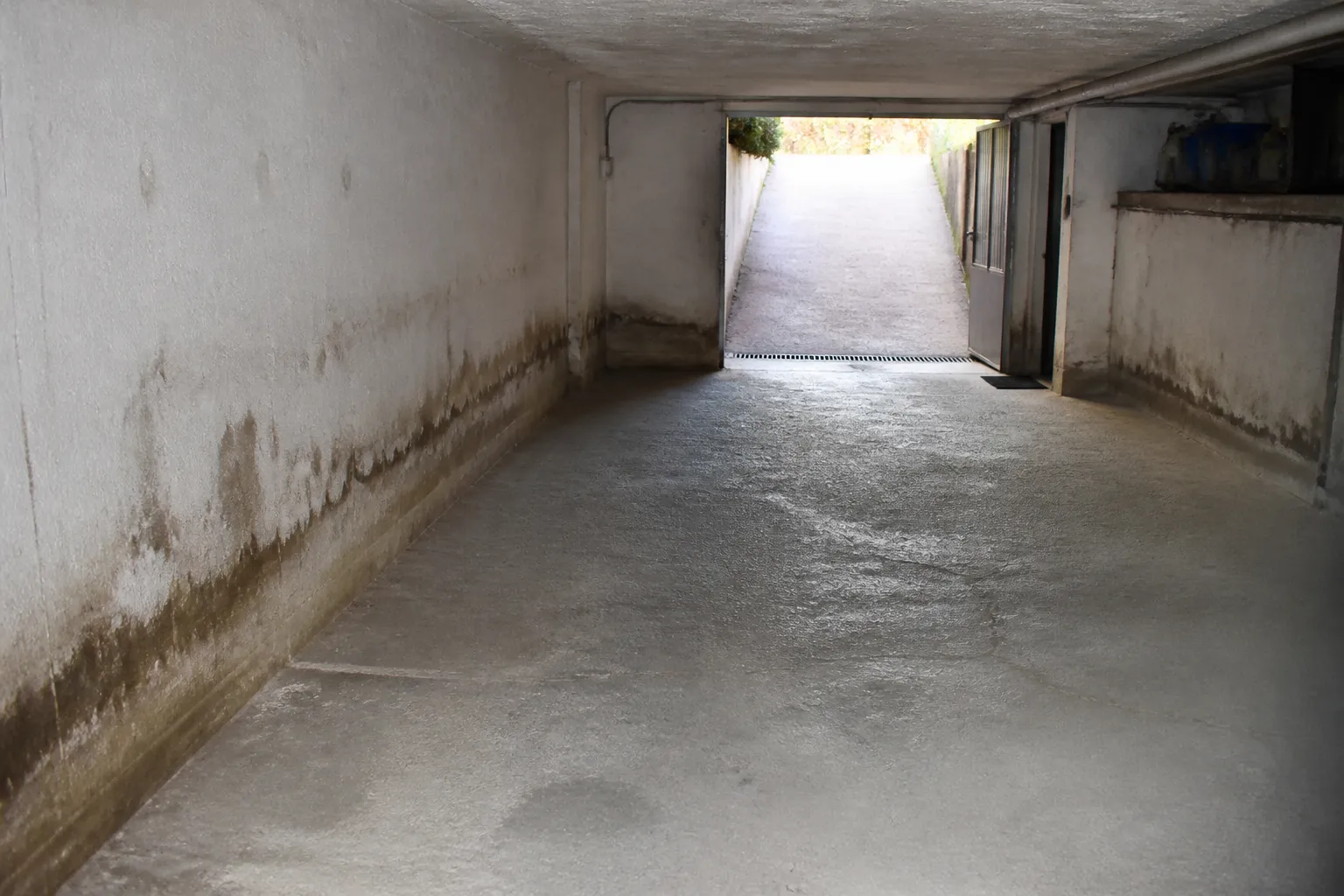 Garage en sous-sol avec traces d’humidité au bas des murs