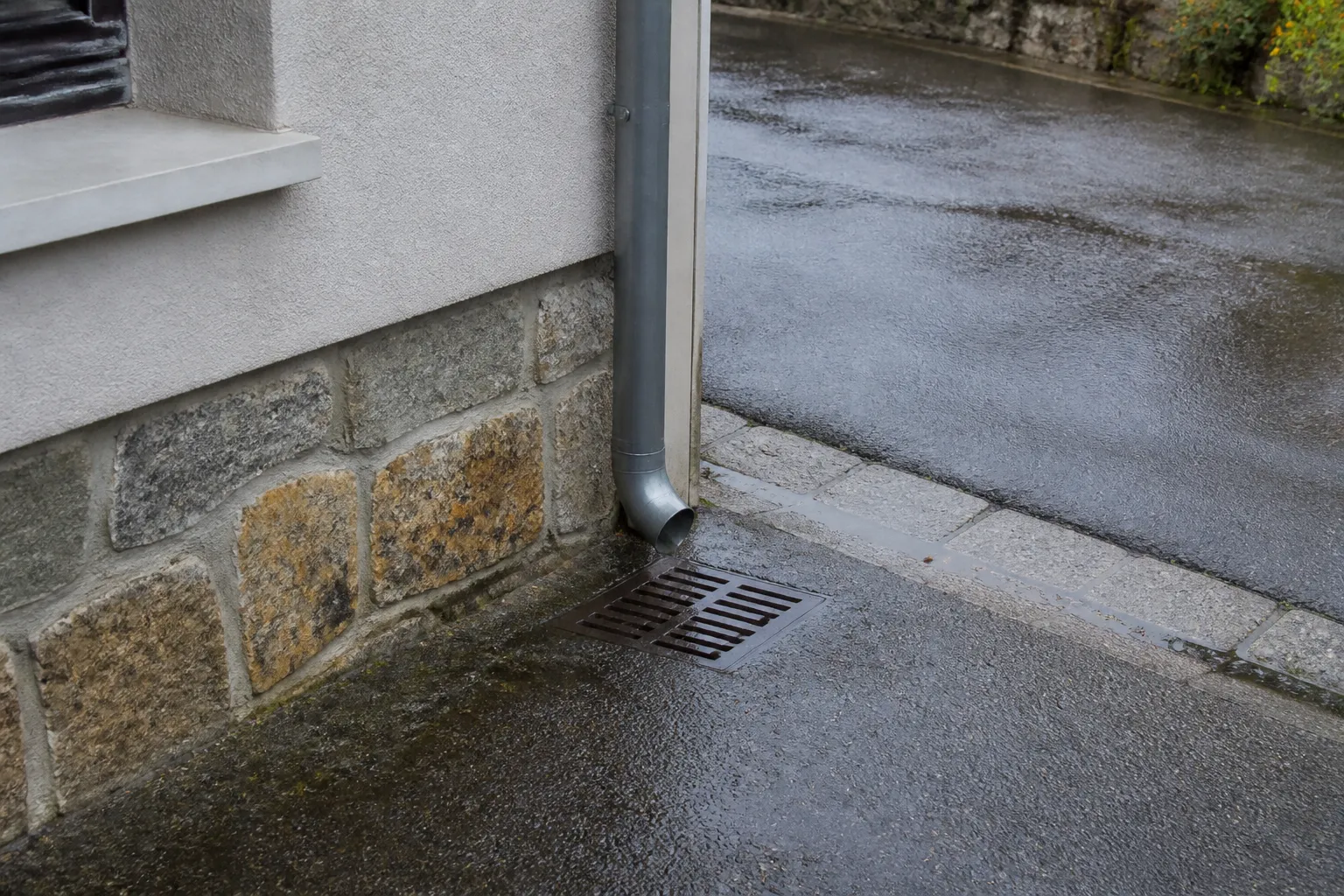 Évacuation d’eaux pluviales et regard au pied d’une maison