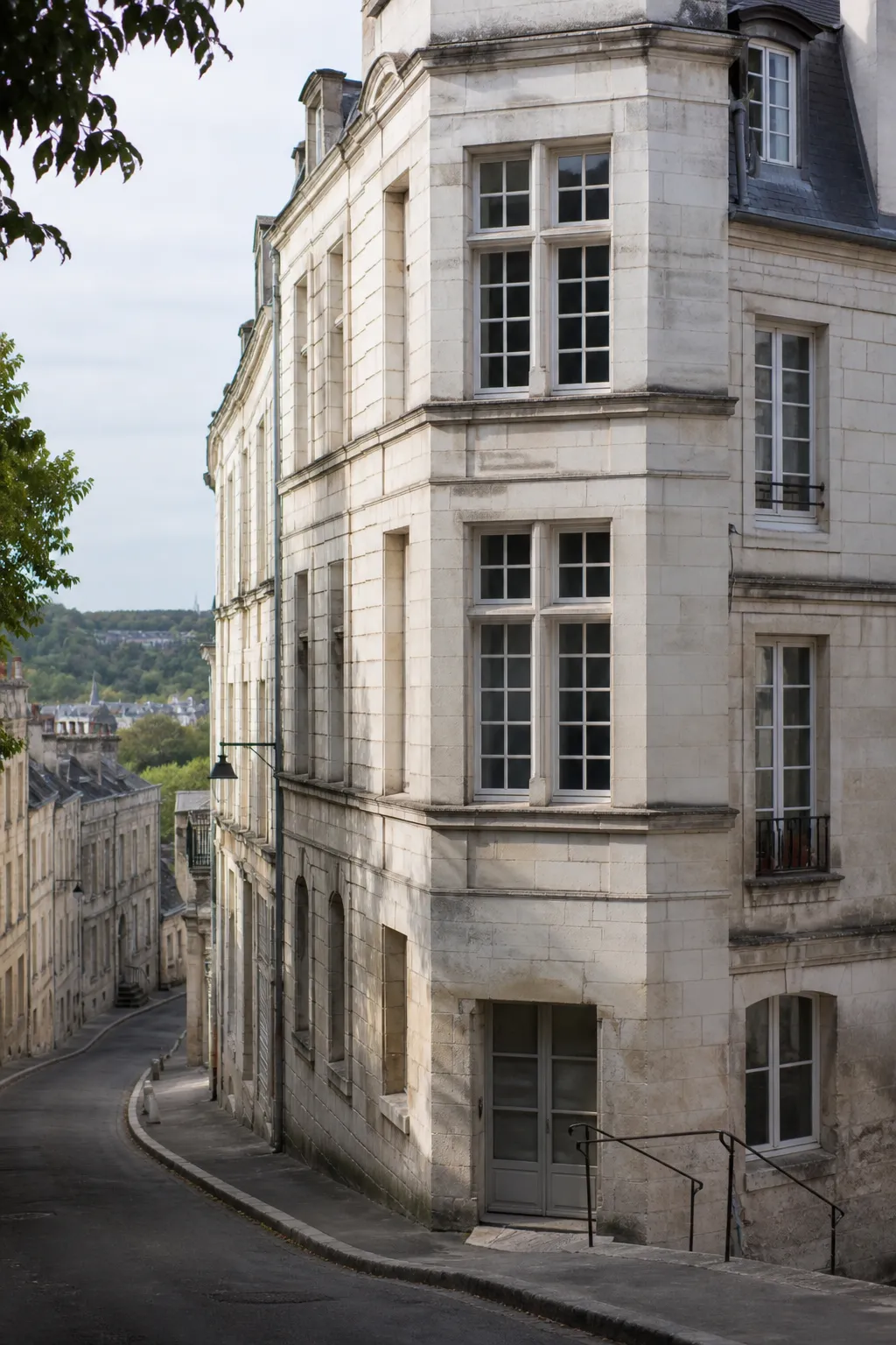 Immeuble ancien en pierre de taille claire dans une rue de Poitiers