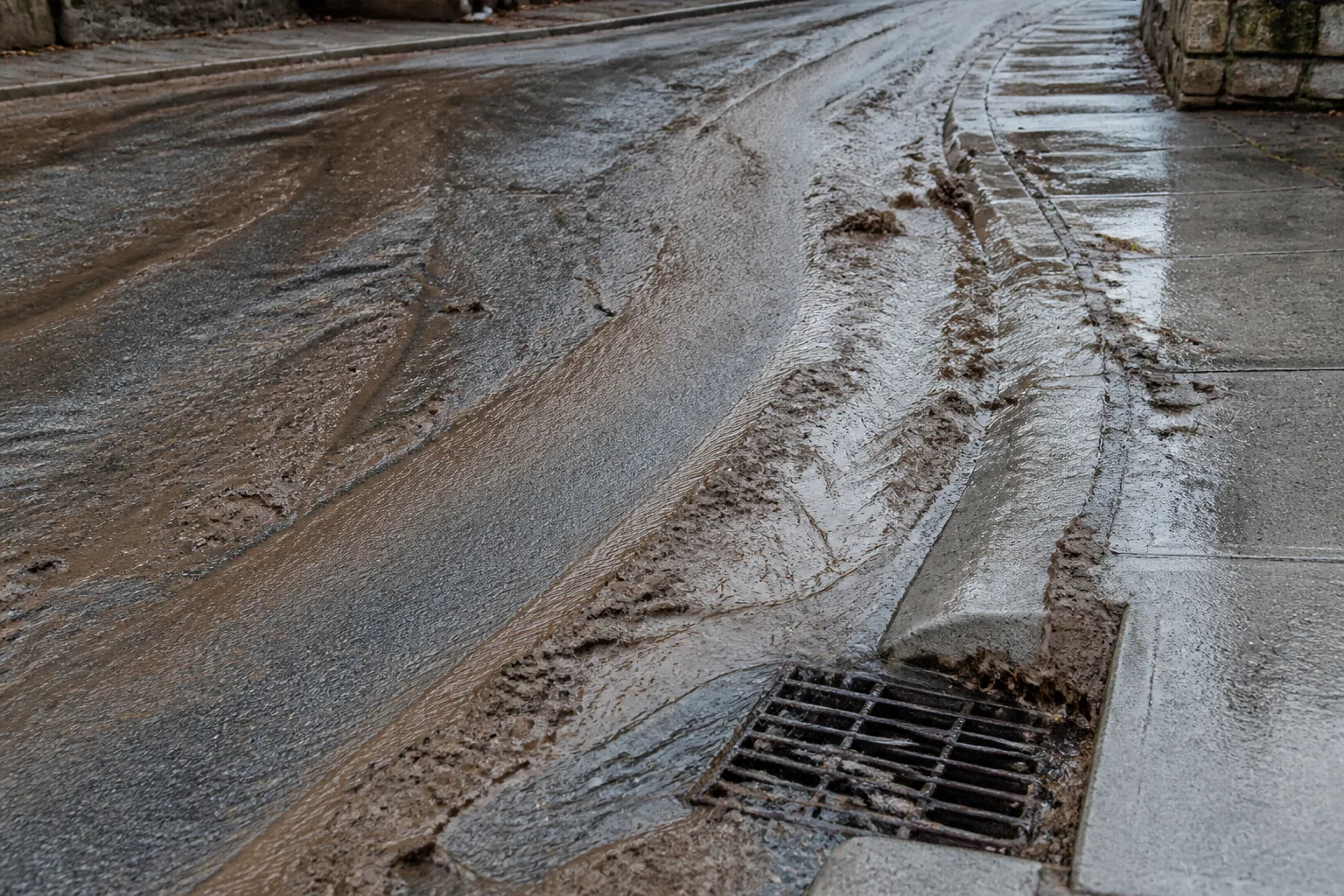 Coulée de boue sur une rue en pente après un orage