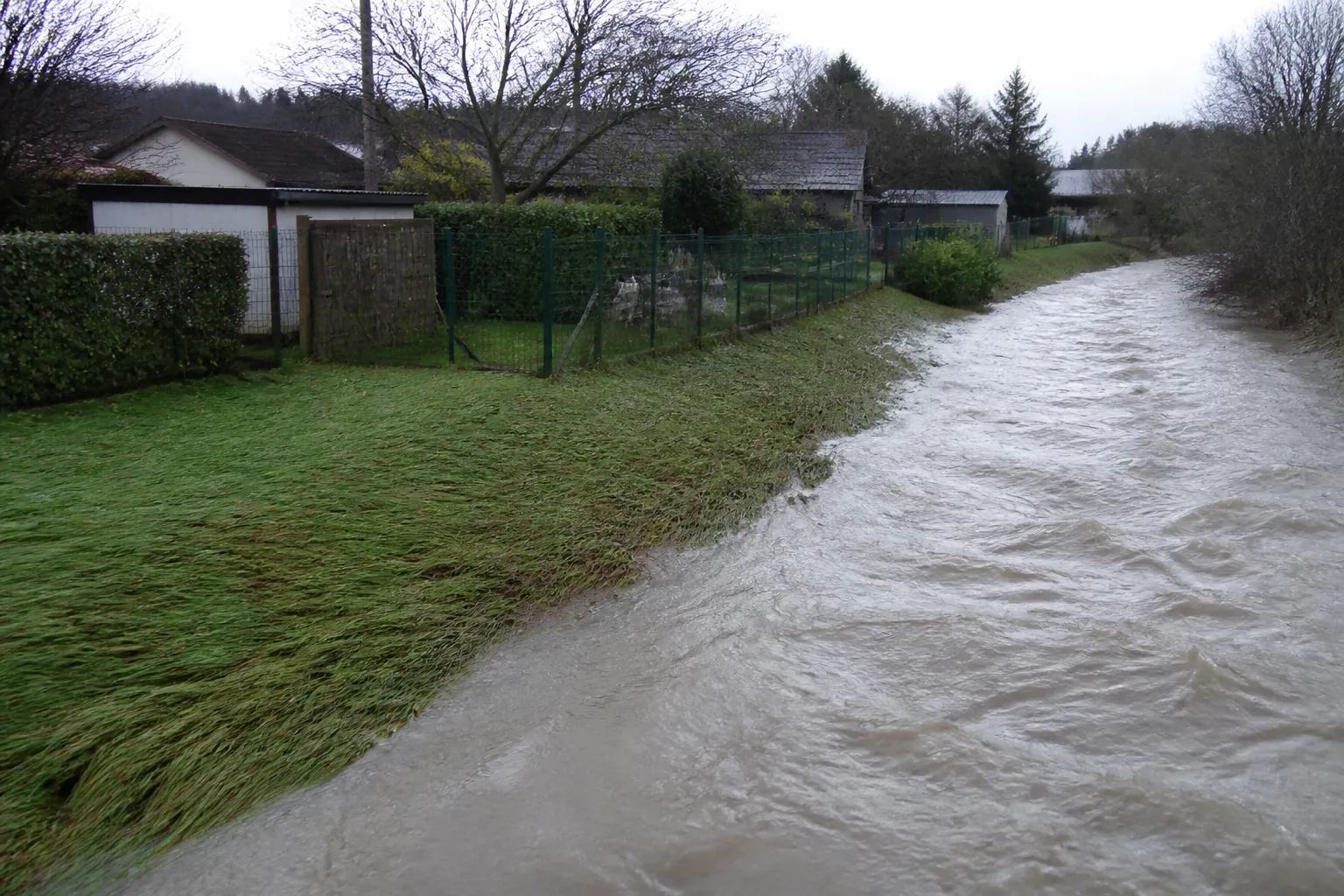 Ruisseau en hautes eaux au bord de jardins