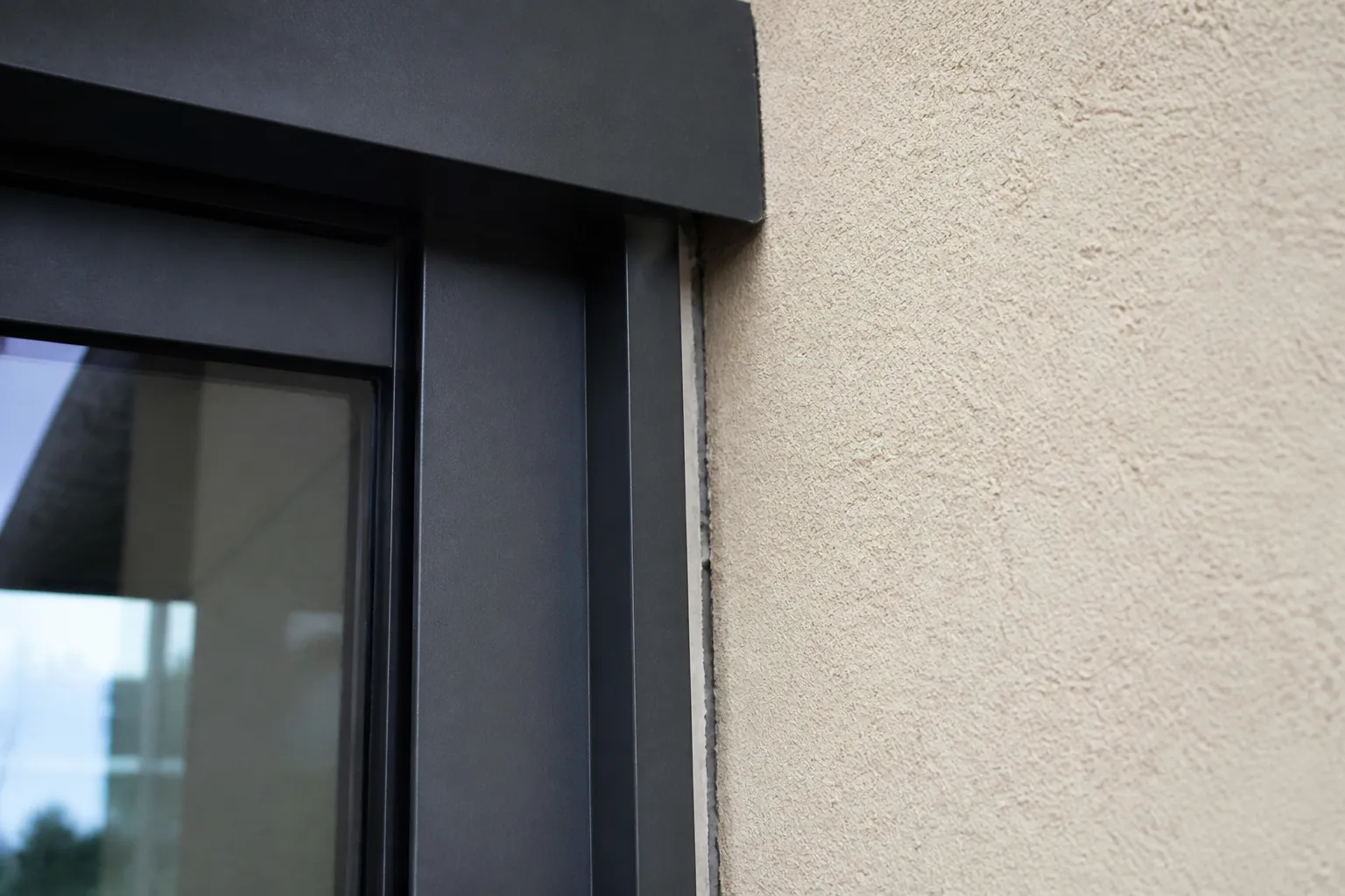 Véranda accolée à une maison avec joint de dilatation visible