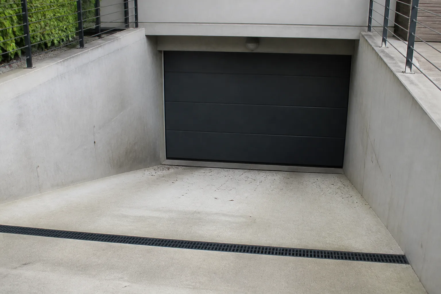 Porte de garage en sous-sol et seuil inspectés