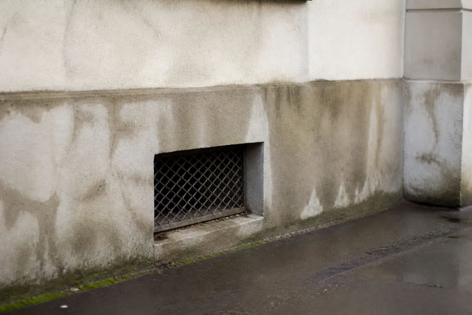 Soupirail et bas de façade d’une maison de ville observés