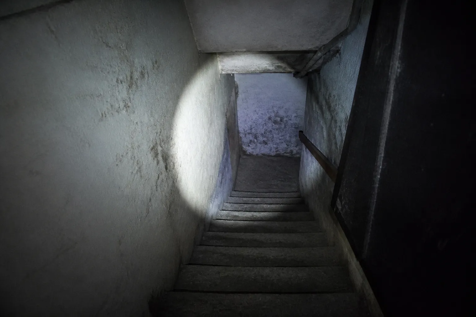 Escalier de cave dans un pavillon inspecté à la lampe