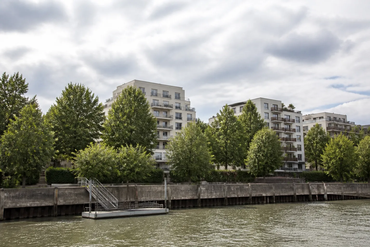 Berges de fleuve aménagées en milieu urbain
